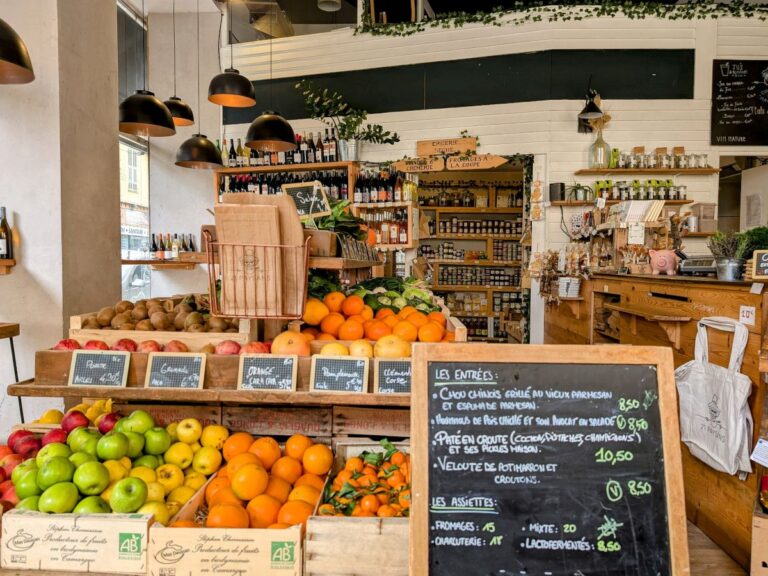 Étal de fruits et légumes biologiques au cœur du restauran