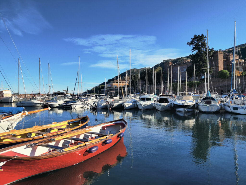Des bateaux amarrés dans le port de Théoule-sur-Mer.