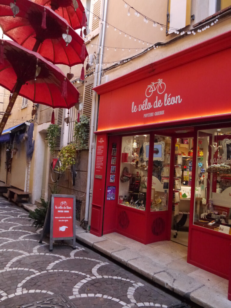 Une jolie boutique à la vitrine rouge dans le centre d'Antibes.
