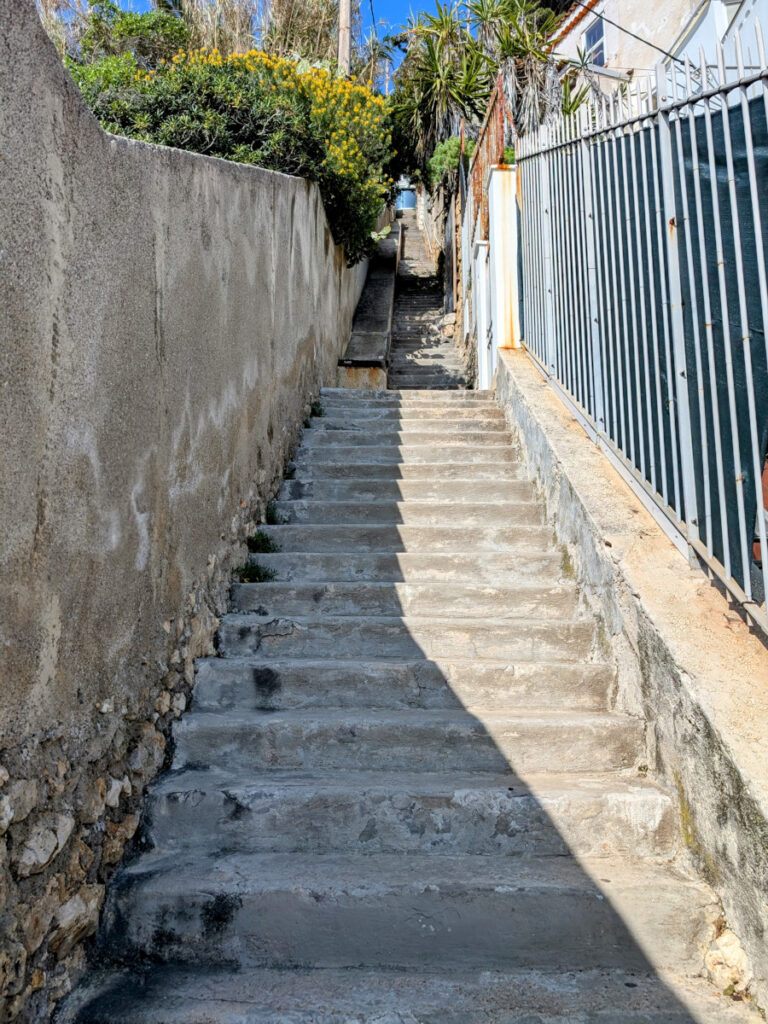 L'escalier qui conduit vers le boulevard Maeterlinck vers Villefranche-sur-Mer.