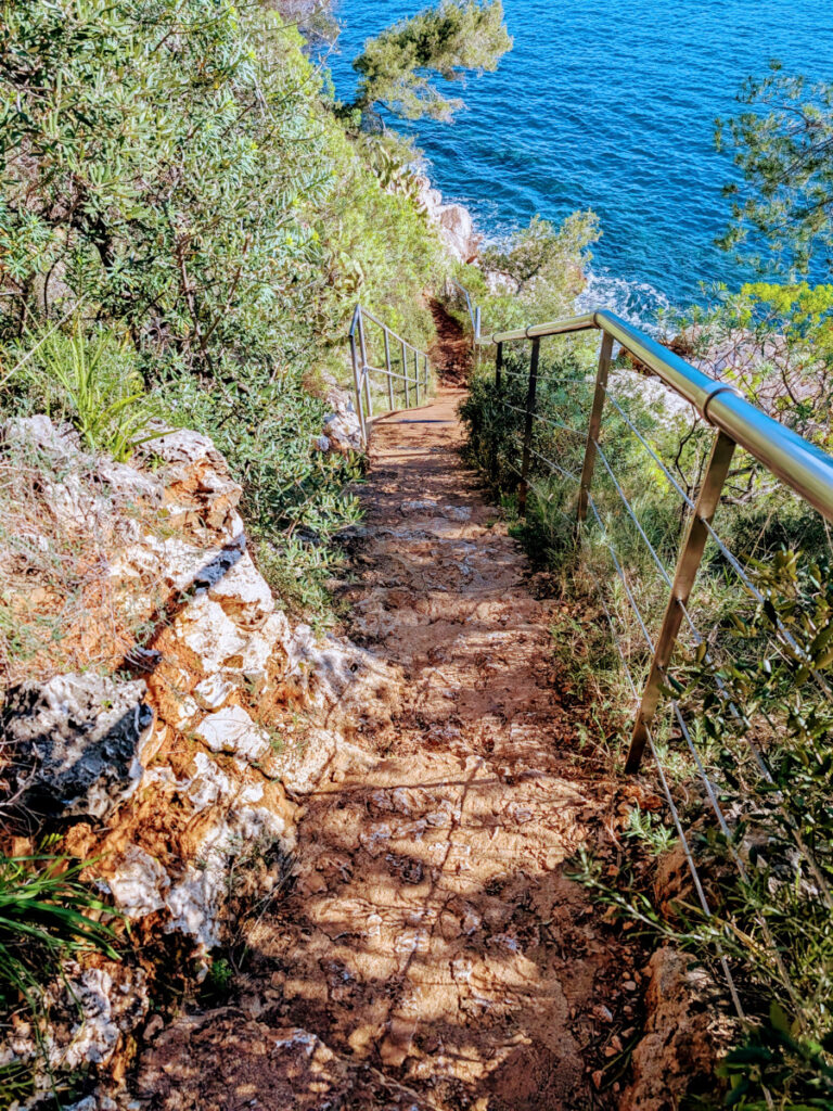 Des escaliers présents sur le sentier littoral.