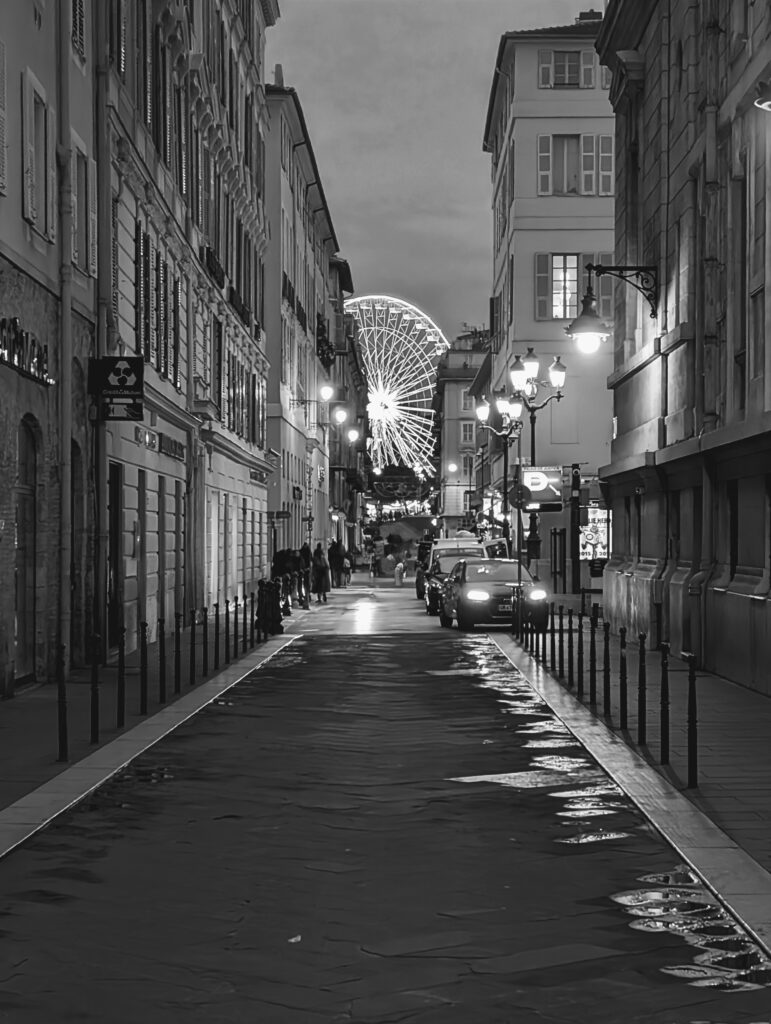 Vue sur la grande roue de Nice depuis le quartier du Vieux Nice.