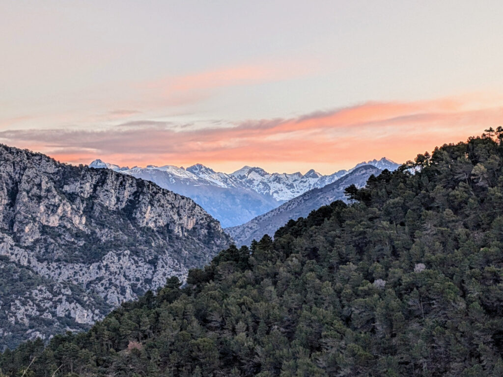 Le Mercantour enneigé depuis le village de Levens dans les Alpes-Maritimes.