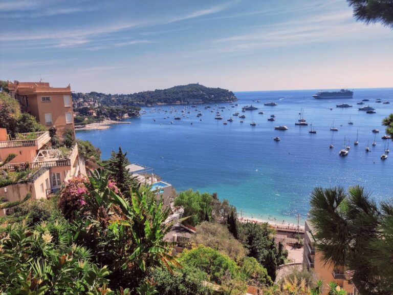La Méditerranée et ses nombreux bateaux à Villefranche-sur-Mer.