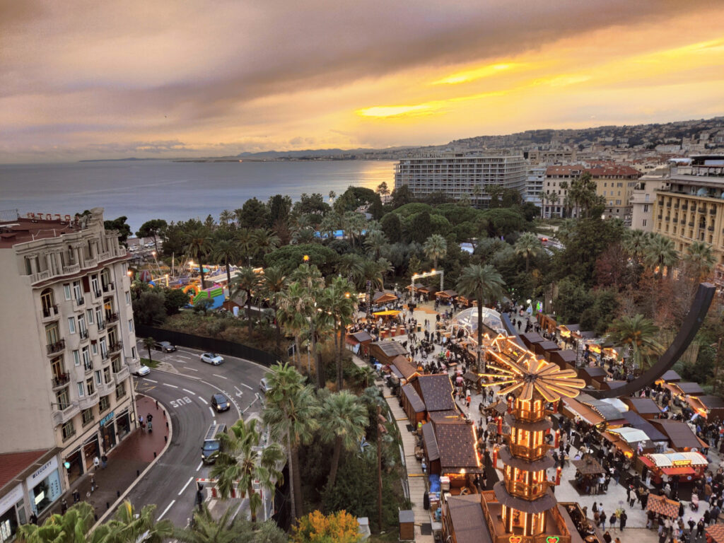 Vue aérienne sur le marché de Noël de Nice.