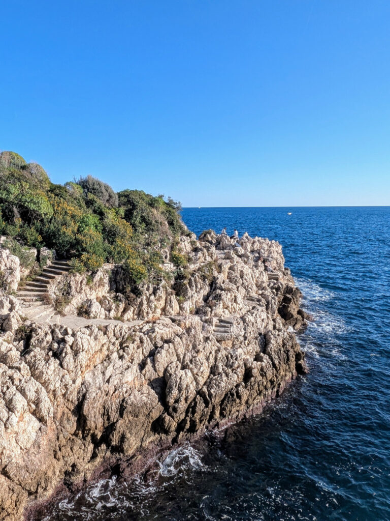 La section de Nice sur le sentier littoral entre Nice et Villefranche-sur-Mer.