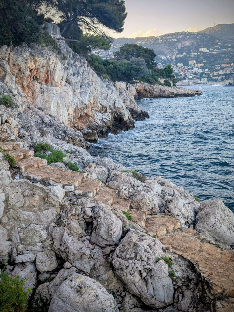Le sentier du littoral de Nice à Villefranche-sur-Mer.