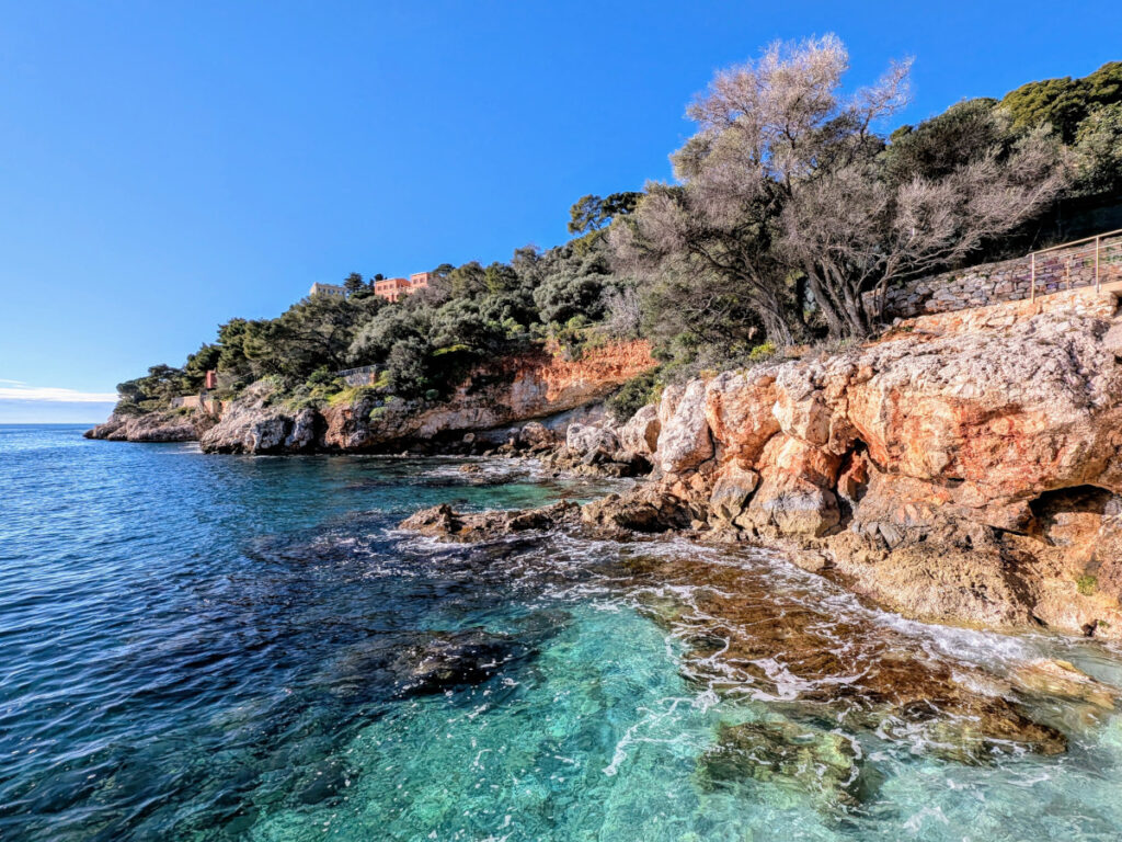 Eau turquoise de la Méditerranée sur le sentier littoral de Villefranche-sur-Mer.