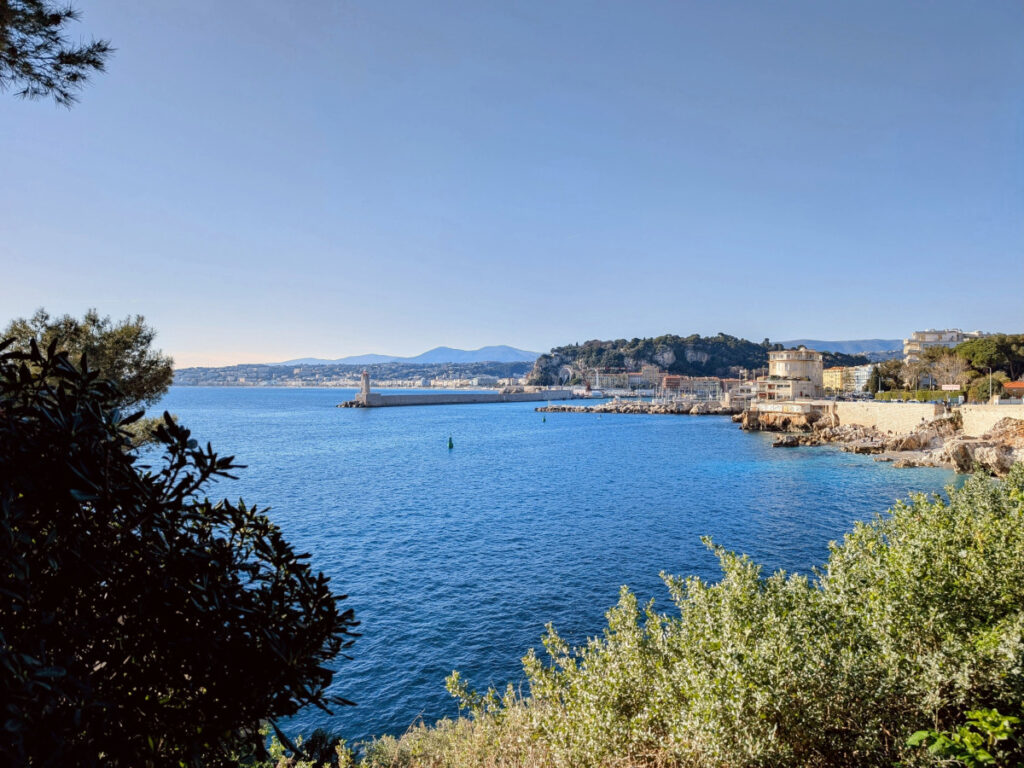 Point de vue sur le port de Nice au départ du sentier littoral de Nice.