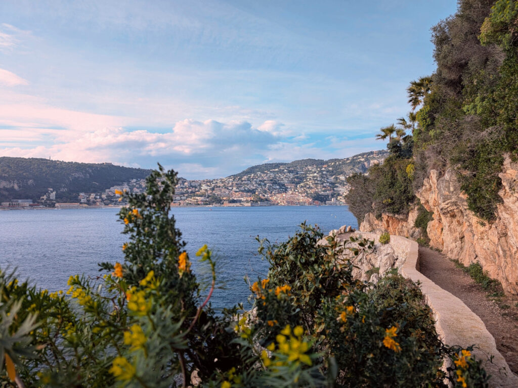 Chemin de la balade de Saint-Jean-Cap-Ferrat.