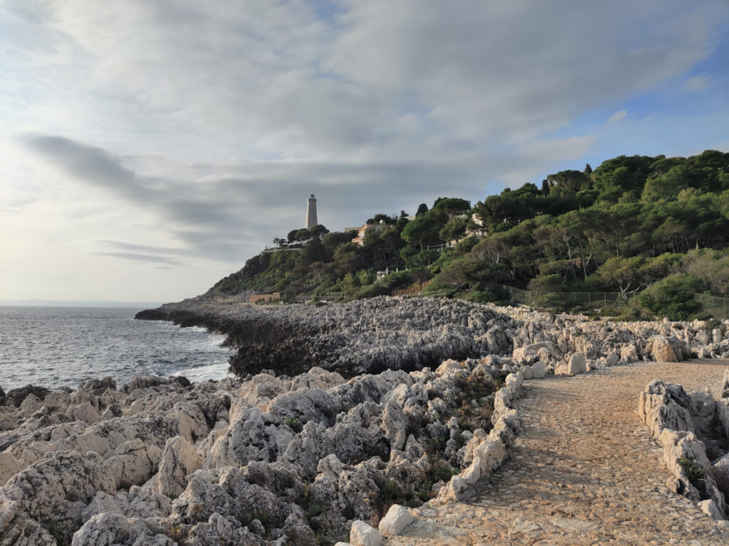 Le phare du Cap-Ferrat qui surplombe le sentier littoral.