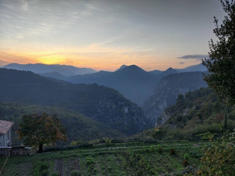 Le soleil se couche derrière les montagnes de Levens.