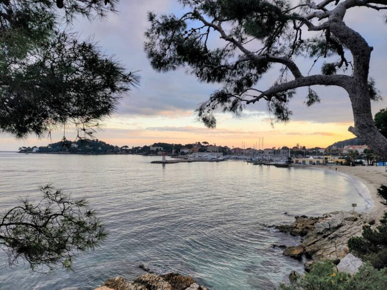 Coucher de soleil sur le littoral de Saint-Jean-Cap-Ferrat situé sur la Côte d'Azur.