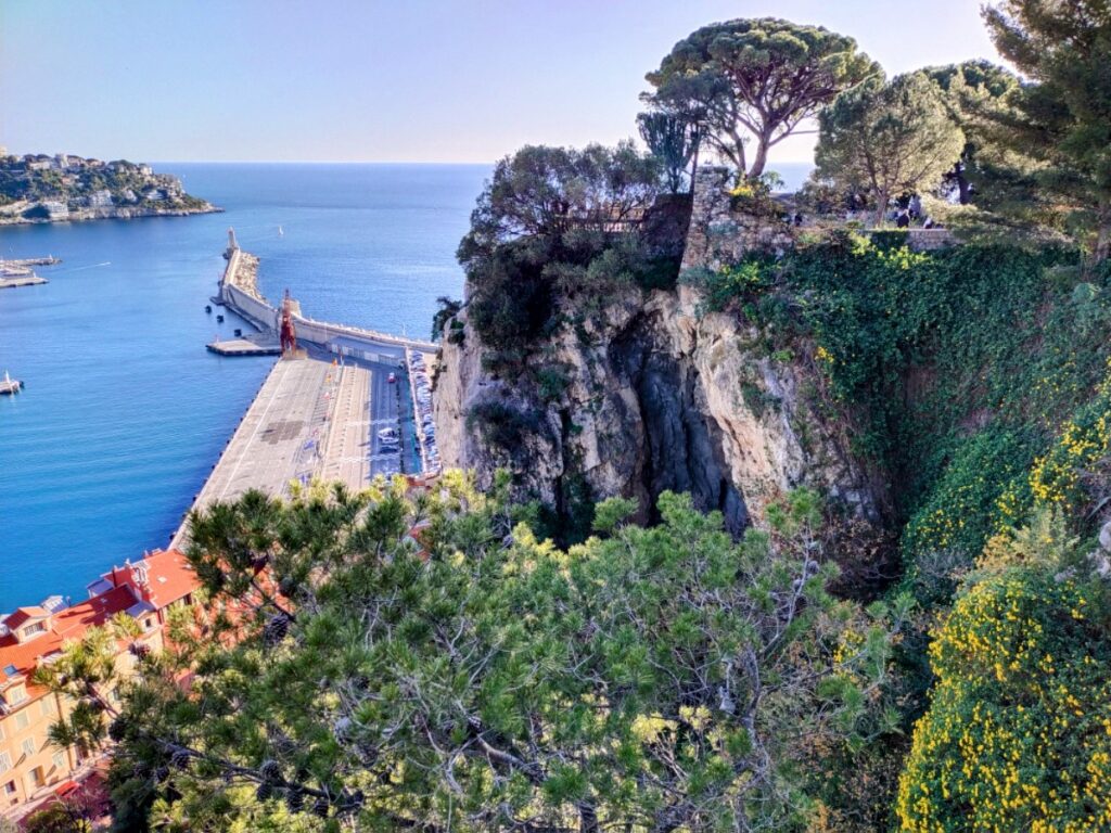 Une vue partielle sur le Port Lympia situé dans la ville de Nice.