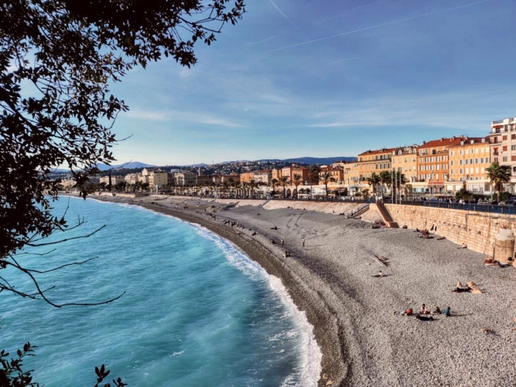 Vue sur la promenade des Anglais à Nice.