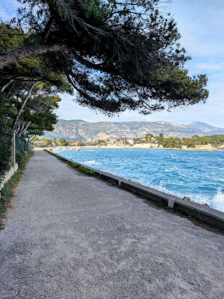 Début du sentier du littoral situé à Saint-Jean-Cap-Ferrat côté chemin de la Carrière.