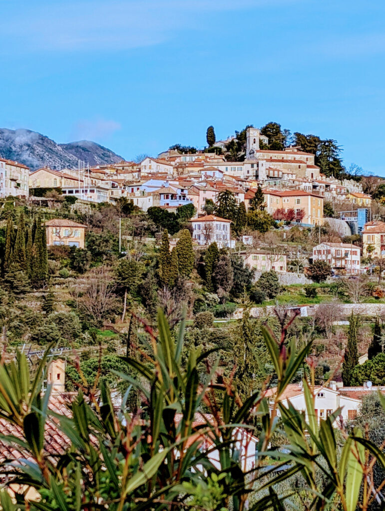 Vue sur le village perché de Levens.