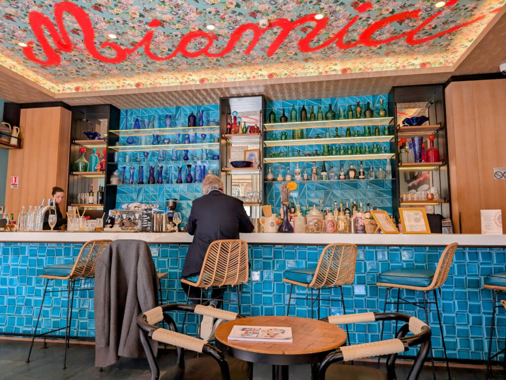 Le bar aux couleurs vitaminées du bar et restaurant Miamici à Nice.