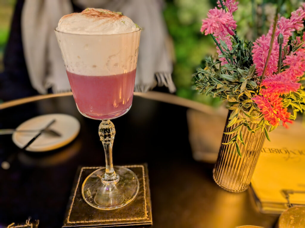 Un cocktail servi au Café Mademoiselle un bar à Nice.