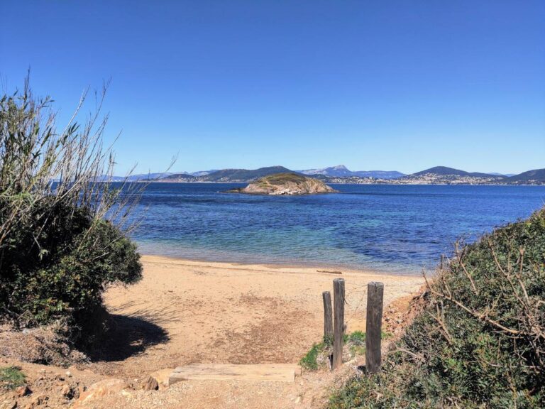 Une plage sur le littoral de la ville de Hyères.