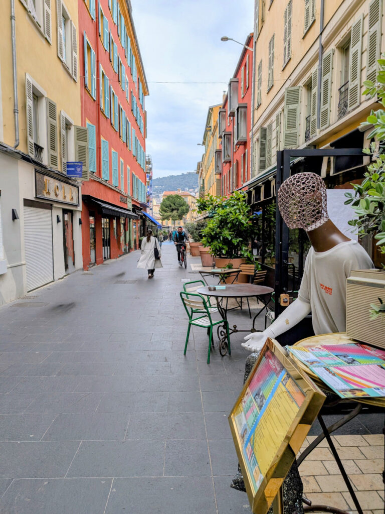 La rue Bonaparte à Nice où trouver des bars et des restaurants à Nice.