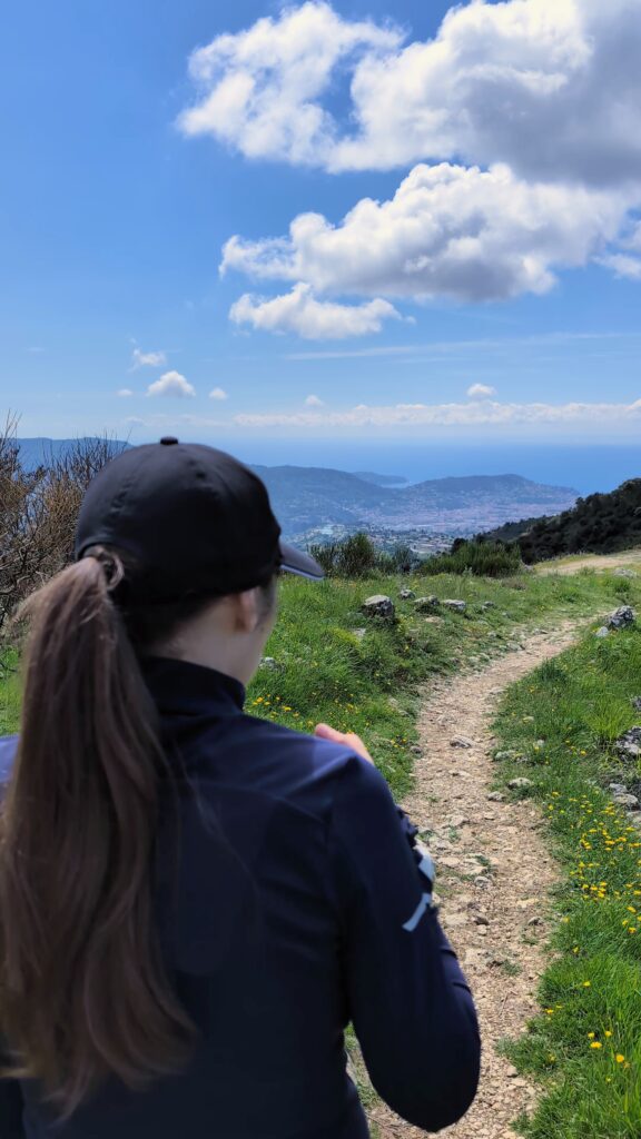 Panorama sur la Méditerranée depuis le tour du mont Chauve.