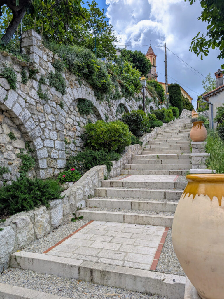 Escalier qui mène au village d'Aspremont.