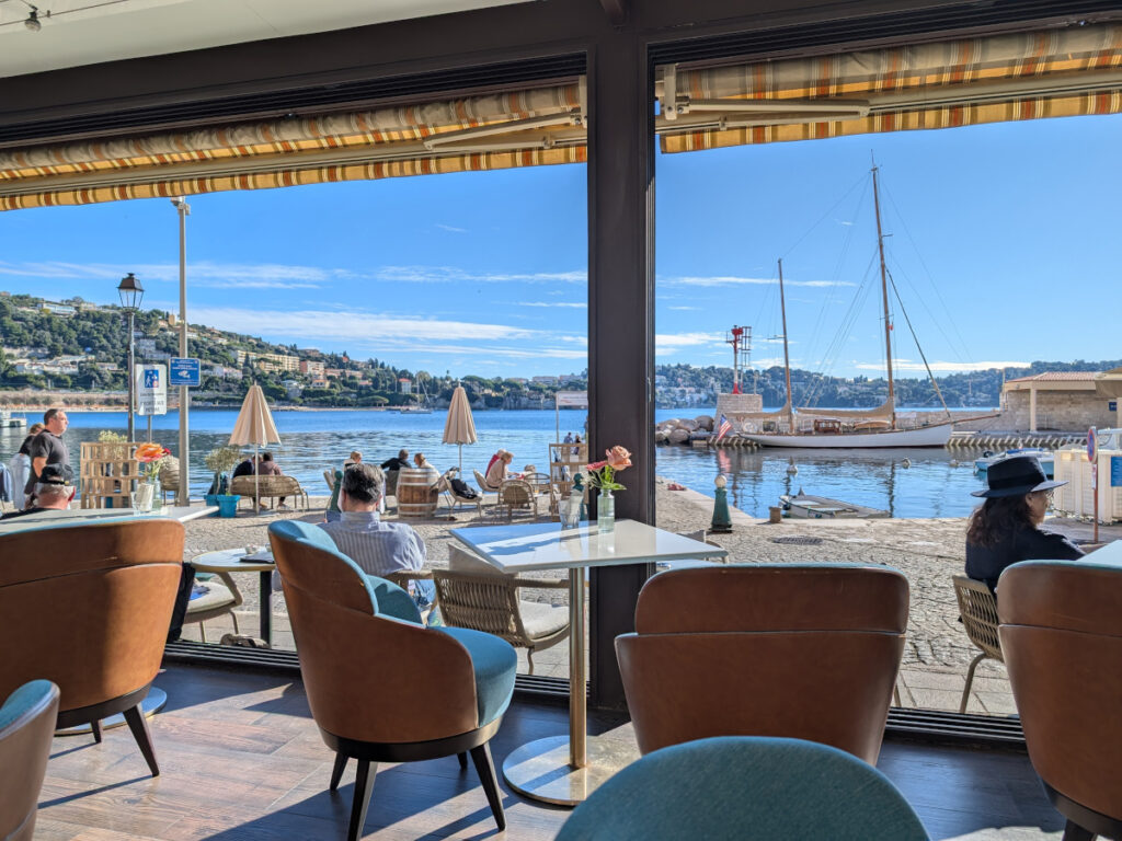 Intérieur d'un barsitué à Villefranche-sur-Mer.