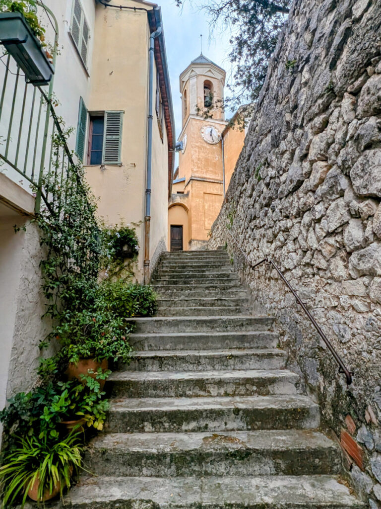 Vue sur l'église Saint Sauveur au cœur du village perché Peillon.