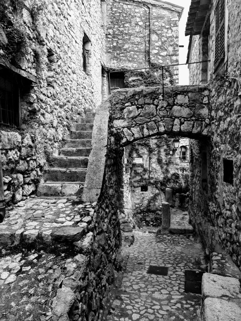 Visiter Peillon permet de voir cette jolie ruelle typique en pierre.