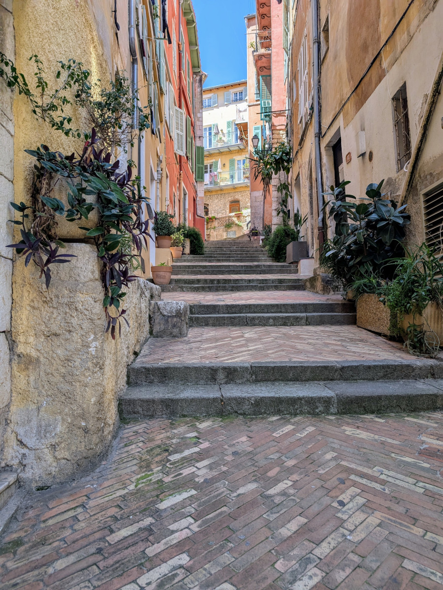 Une ruelle dans la vieille ville de Villefranche-sur-Mer