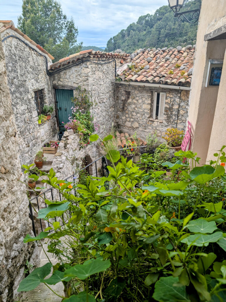 Ruelle et maison fleuries au cœur de Peillon, village perché des Alpes-Maritimes.