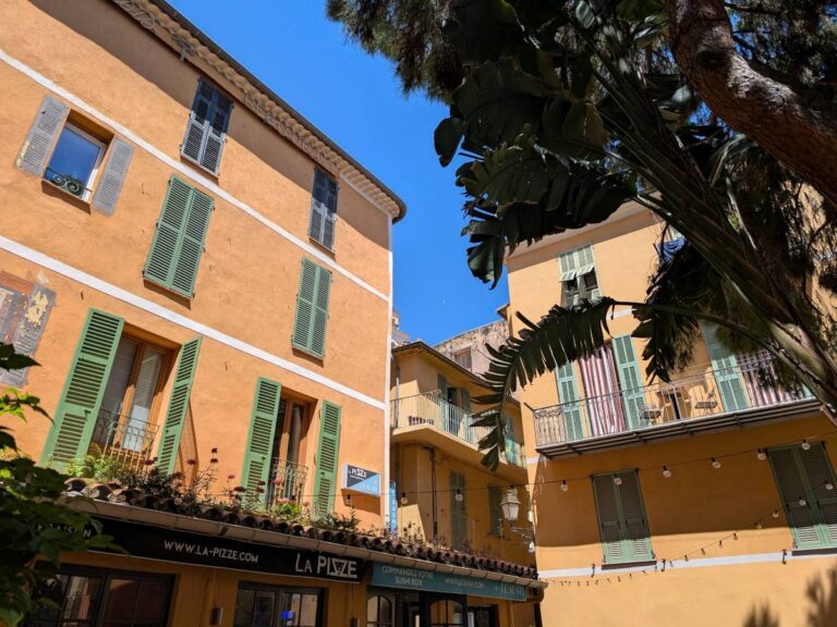 Des maisons colorés sur la place de la République à Villefranche.