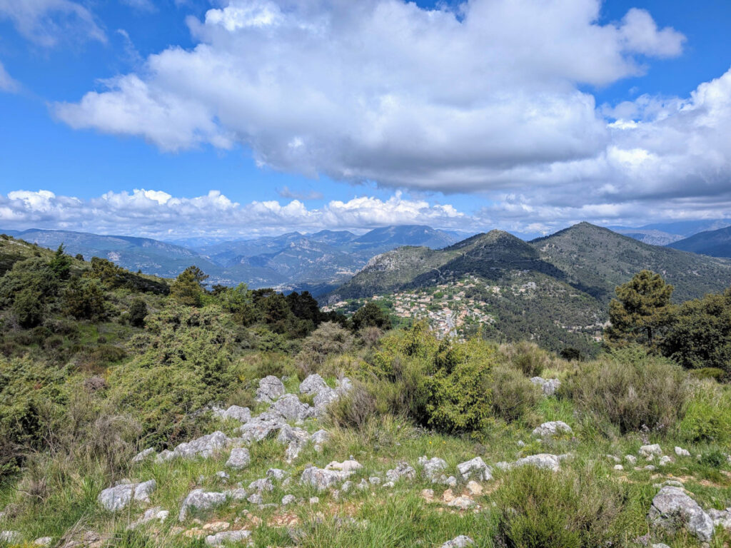 Vue sur les montagnes Panorama sur la Méditerranée depuis le tour du mont Chauve.