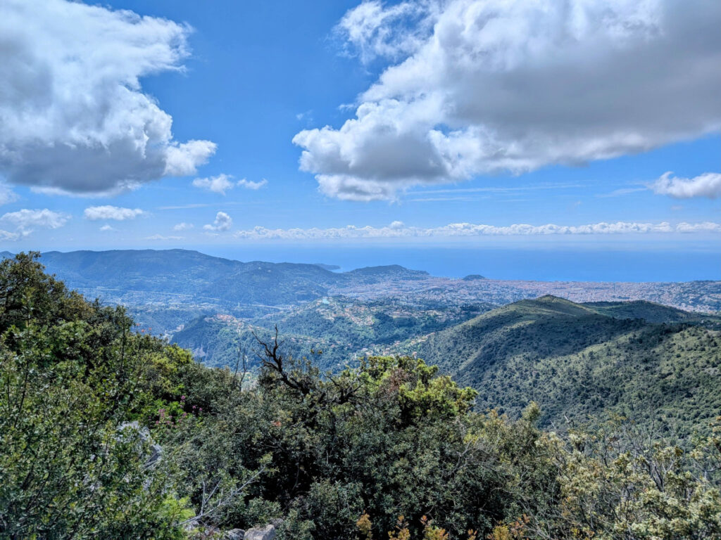 Panorama sur la Méditerranée depuis le tour du mont Chauve.