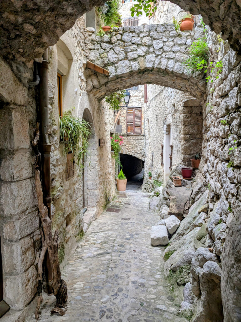 Passage vouté au cœur du village médiéval de Peillon.