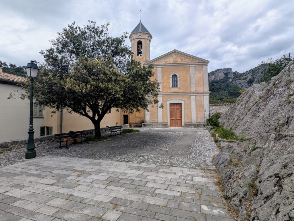 La place de l'église de Peillon