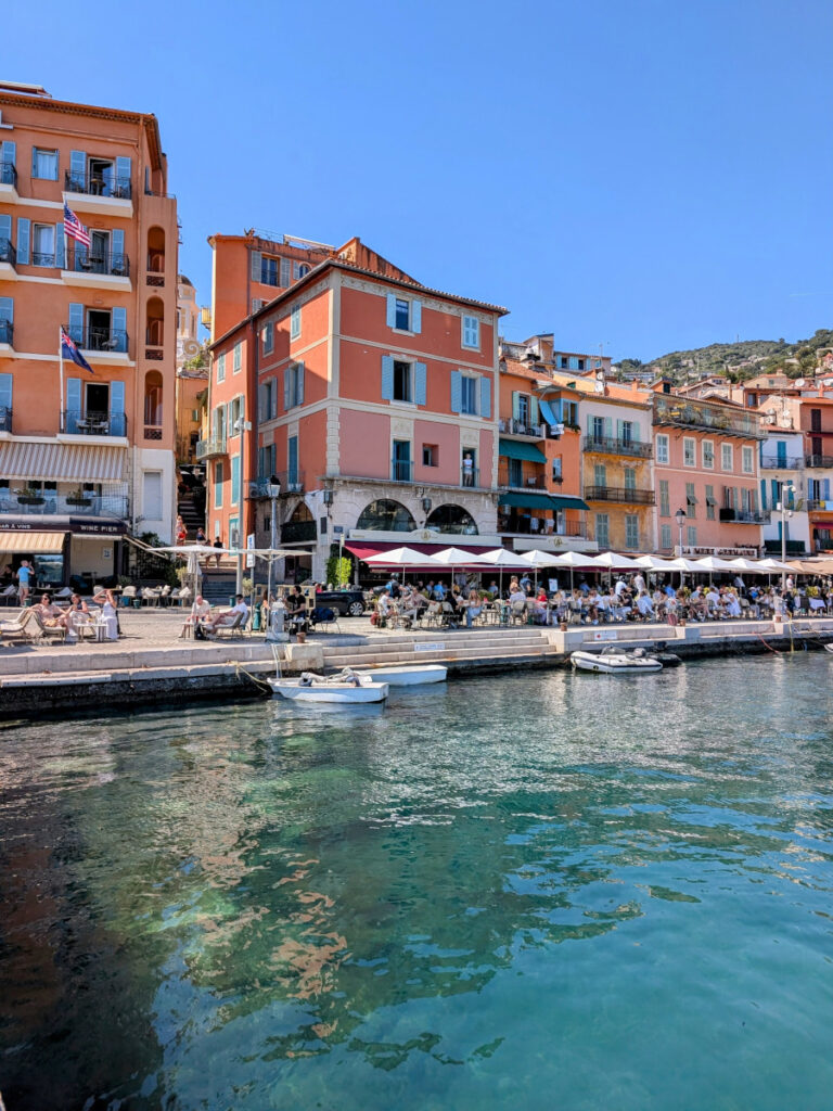 Le quai de l'Amiral Courbet situé à Villefranche-sur-Mer.