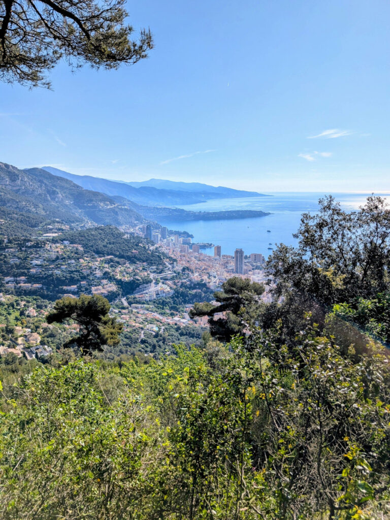 Vue sur la Méditerranée et Monaco depuis le tour de la tête de chien à La Turbie.