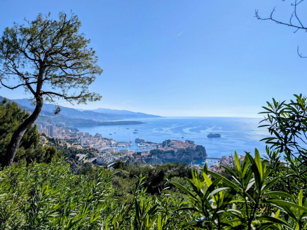 Paysage depuis le sentier du Tour de la tête de Chien à La Turbie.