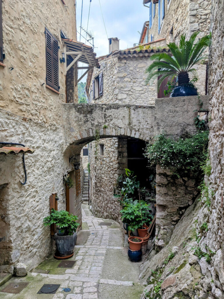 Une ruelle et son pont dans le vieux Peillon.
