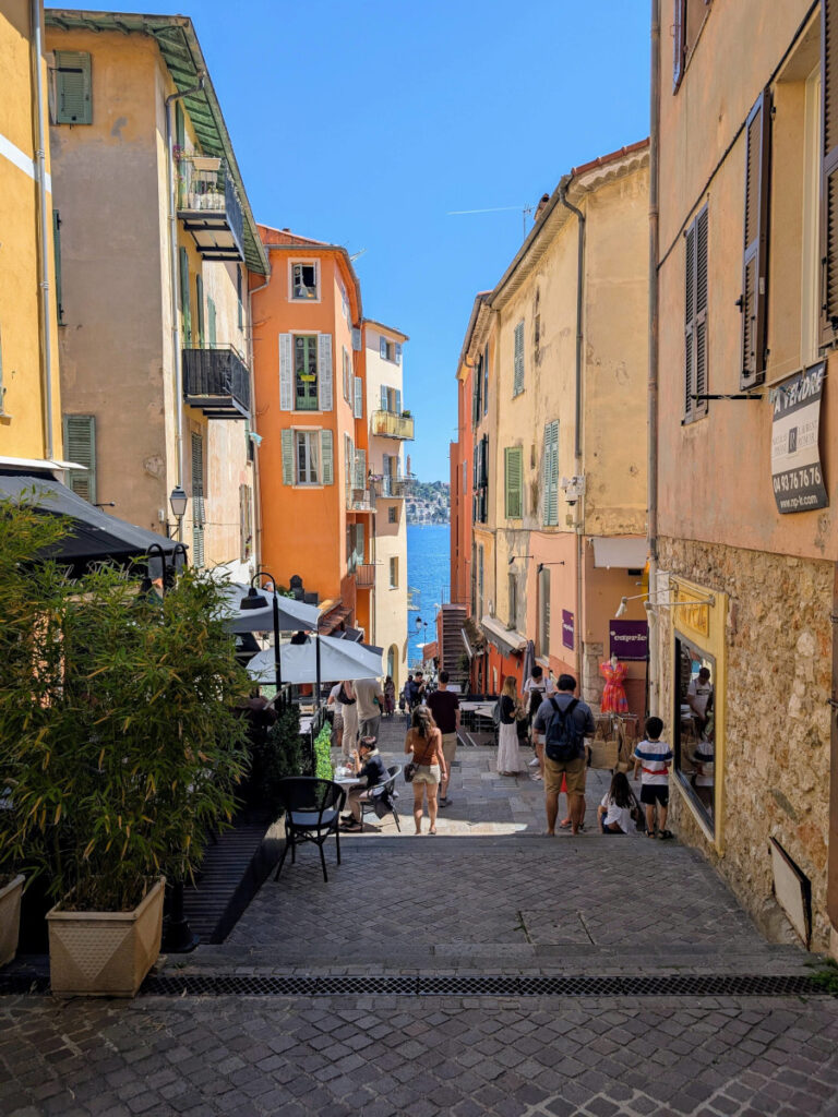 La Méditerranée se dévoile entre deux bâtiments.