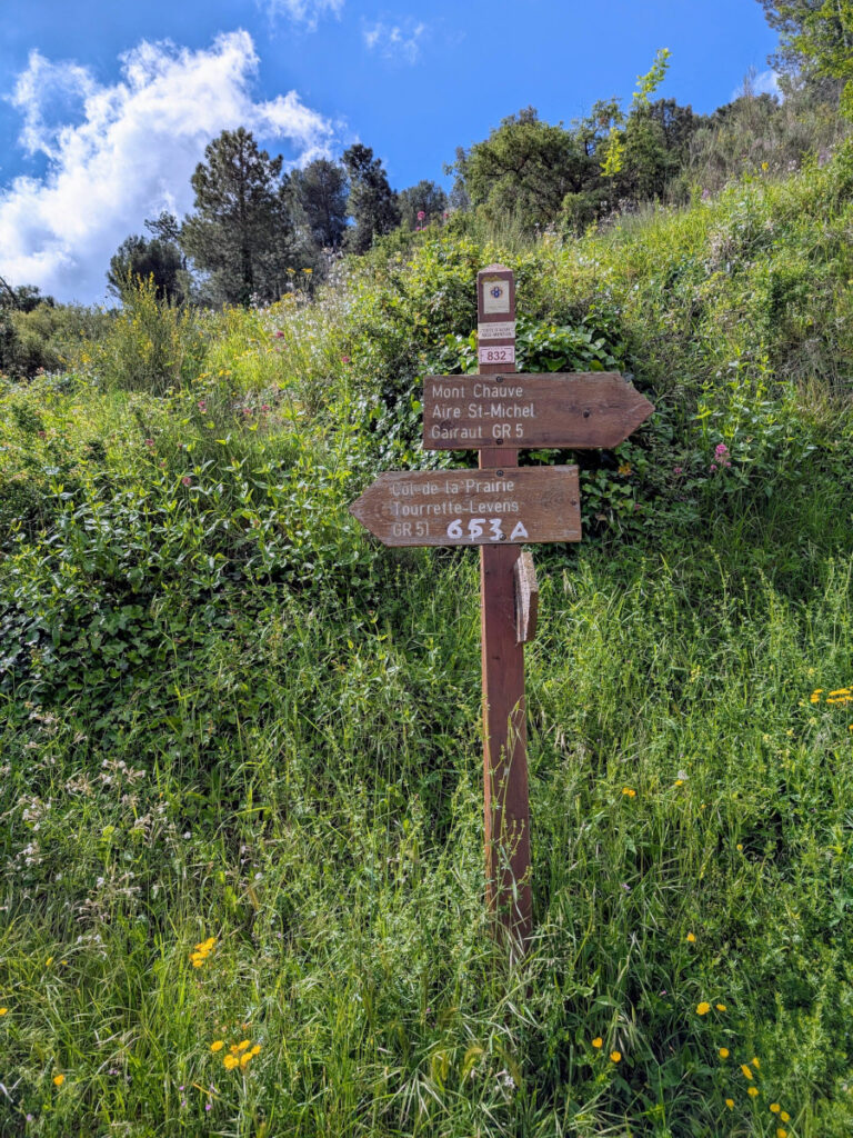 Panneau d'indication du tour du mont Chauve.