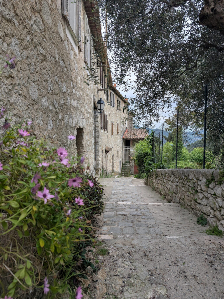 Entrée du village perché Peillon depuis le circuit de Lourquière.