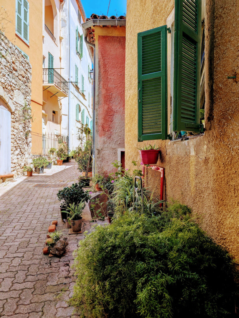 Visiter Villefranche-sur-Mer et ses jolies ruelles.