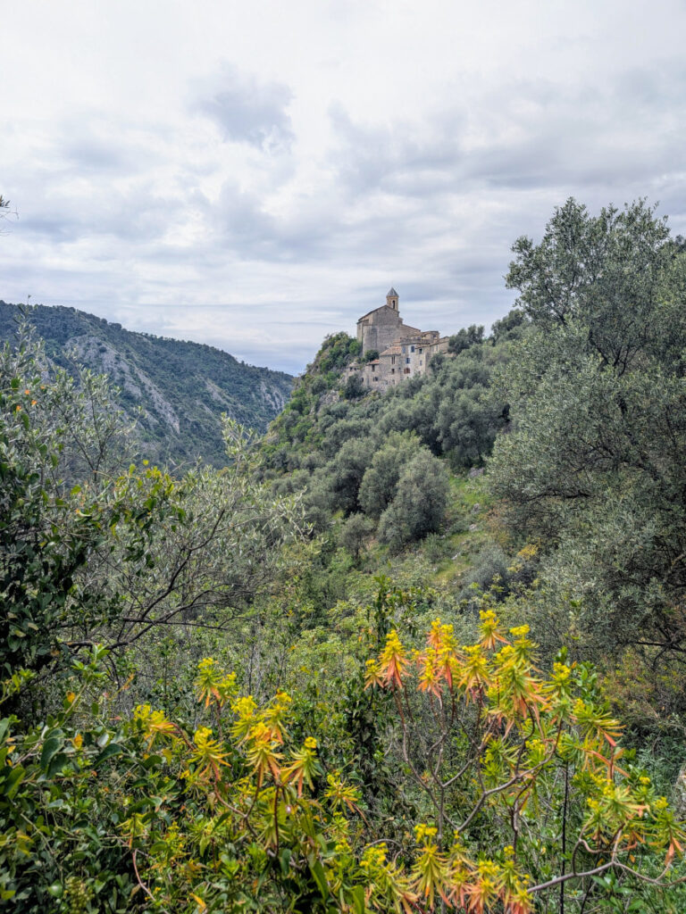 Vue sur Peillon, village perché, depuis le circuit de Lourquière.