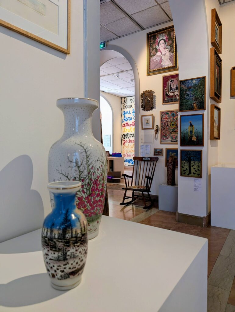 Le 1er étage du musée d'art naïf de Nice.