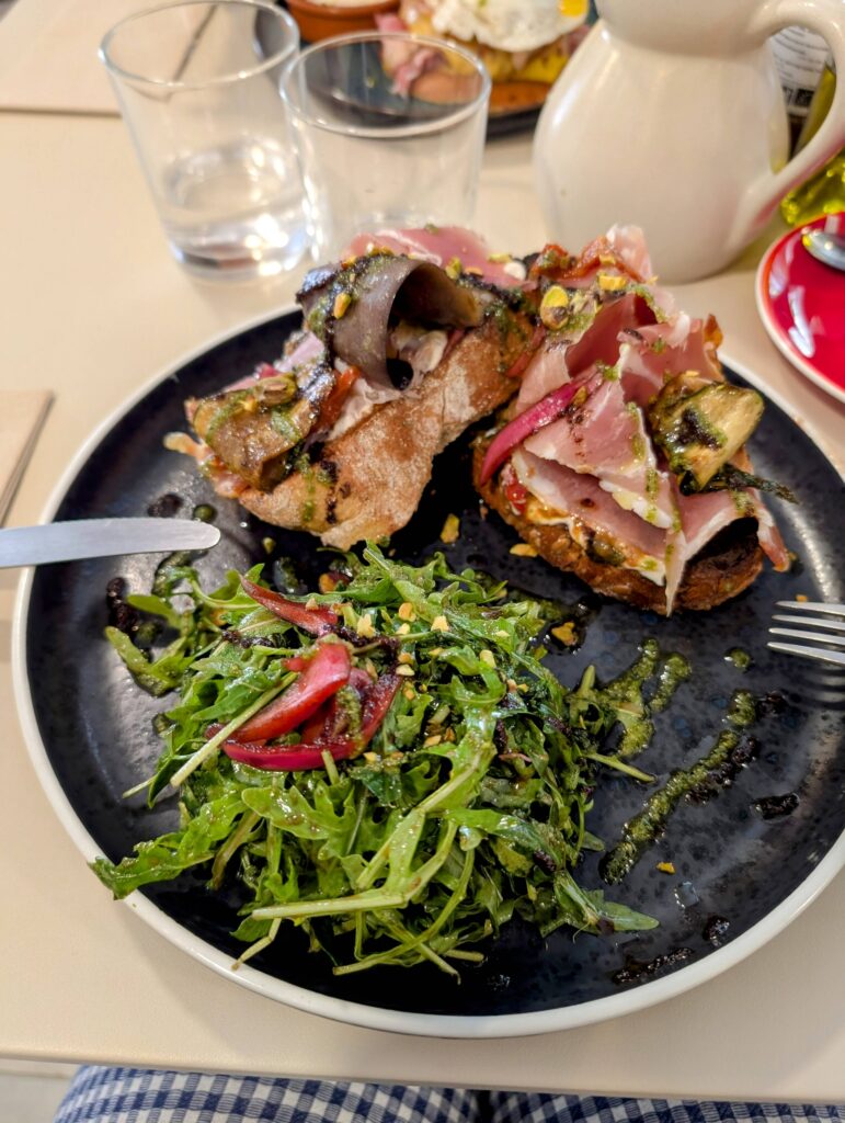 Un plat servi au coffee shop Atmos Concept store à Nice.