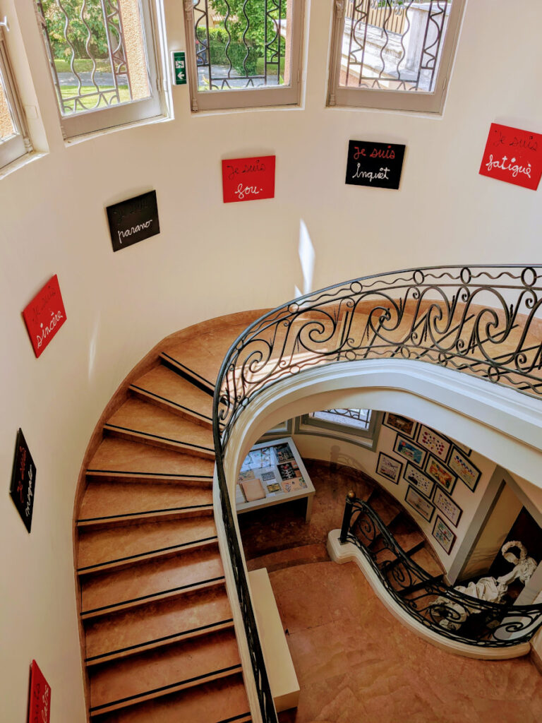 Œuvre de l'artiste Ben exposée au musée d'art naïf de Nice.