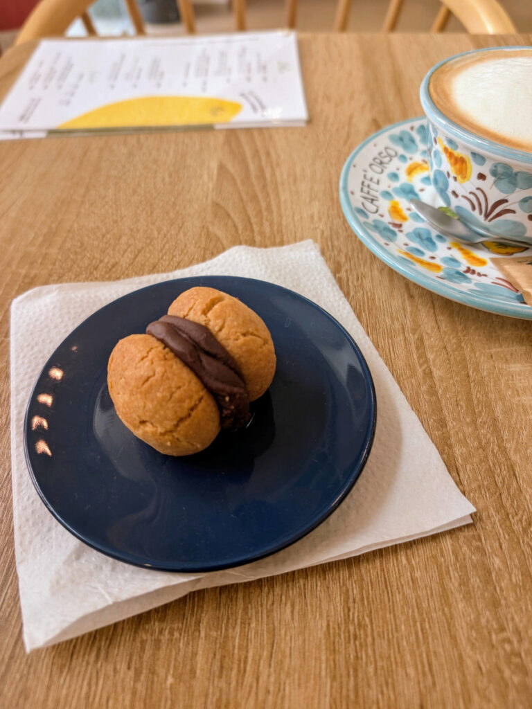 Le délicieux Baci di Dama du coffee shop niçois Caffe Orso.